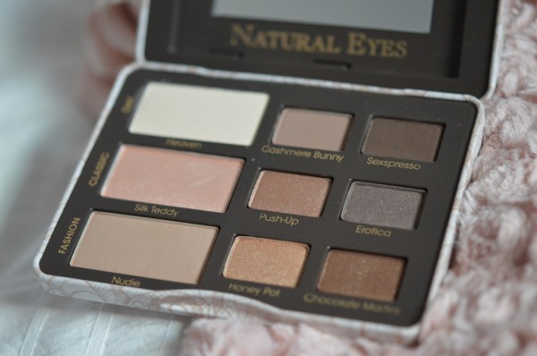 ALITTLEB_BLOG_BEAUTE_TOO_FACED_AU_NATUREL_OU_PRESQUE_MAKEUP_NATURAL_EYES_PALETTE_ZOOM_FARDS_PACKAGING_OUVERT