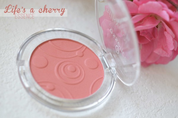 ALITTLEB_BLOG_BEAUTE_LES_5_BLUSHS_QUI_VONT_ACCOMPAGNER_MON_ETE_SELECTION_ESSENCE_LIFE_IS_A_CHERRY_SILKY_TOUCH_BLUSH_PACKAGING