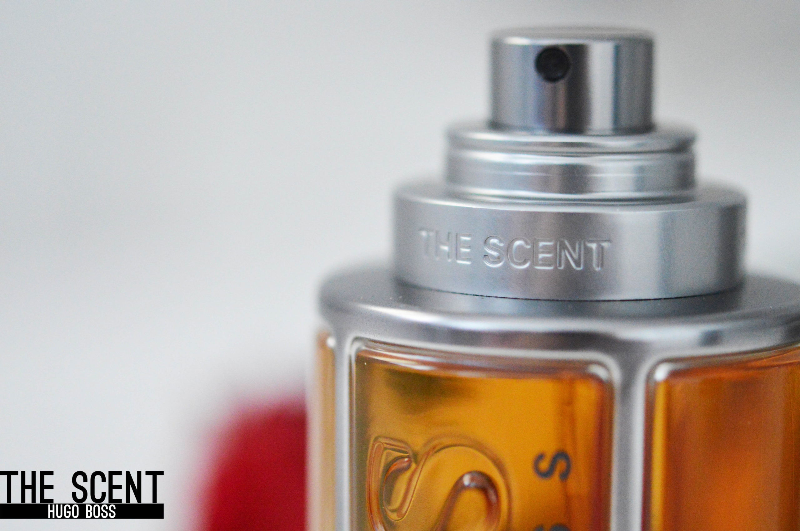 détail de l'embout spray du parfum The Scent